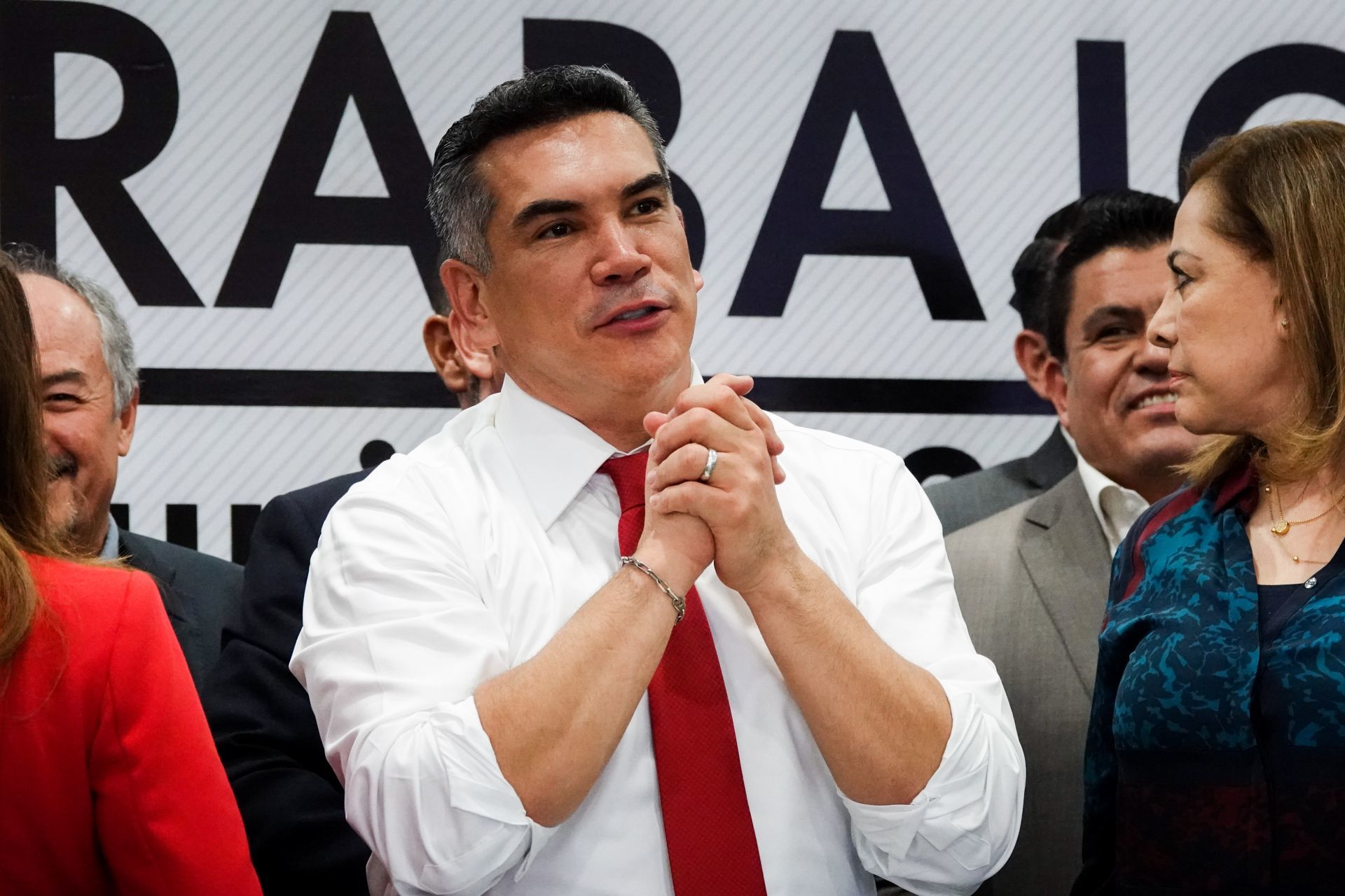 Alejandro Moreno Cárdenas durante su declaración a medios tras la reunión con ex presidente del PRI en el Comité Ejecutivo Nacional del partido.