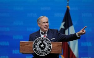 greg-abbott-gobernador-texas-republicano-ordena-regresar-migrantes-ilegales-frontera-carteles-07072022