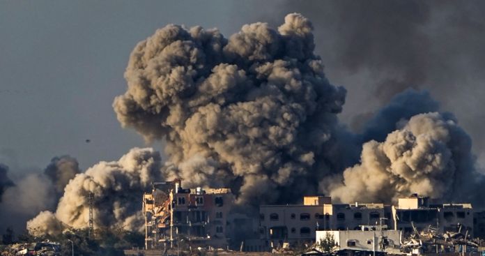 humo-se-eleva-durante-un-bombardeo-israeli-en-la-franja-de-gaza-1